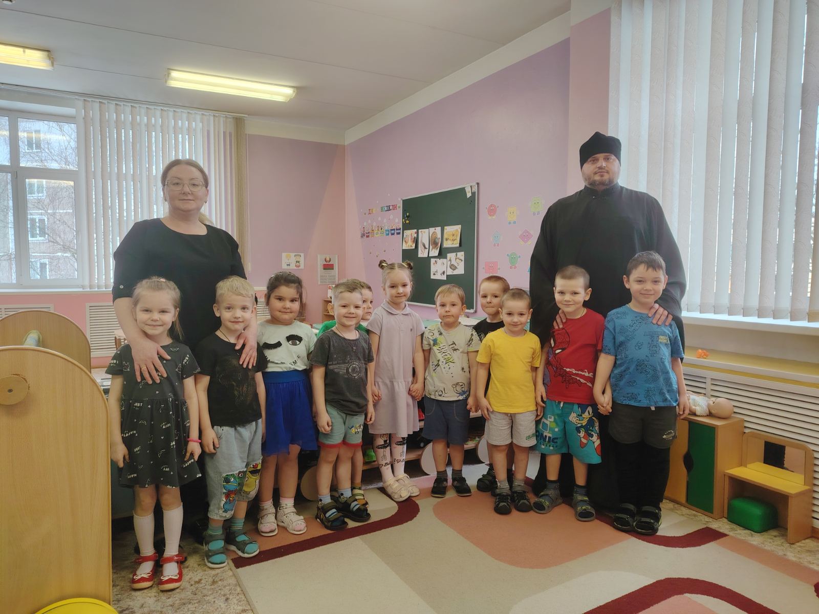 Диакон Михаил Шмидов с воспитанниками детского сада