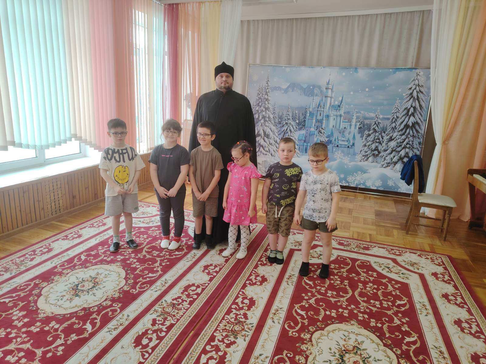 Диакон Михаил Шмидов с воспитанниками детского сада