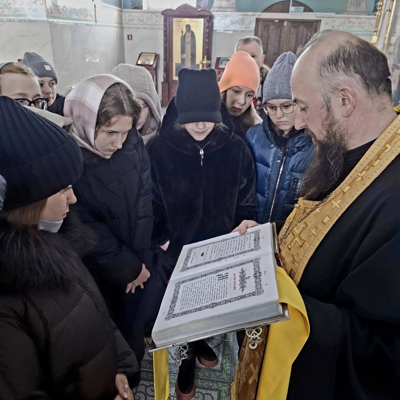 Экскурсию ведёт иерей Павел Кулиш