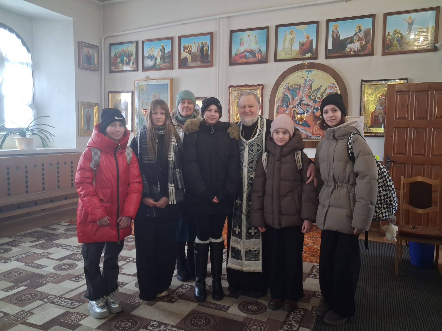 Протоиерей Пётр Гараев с участницами проекта