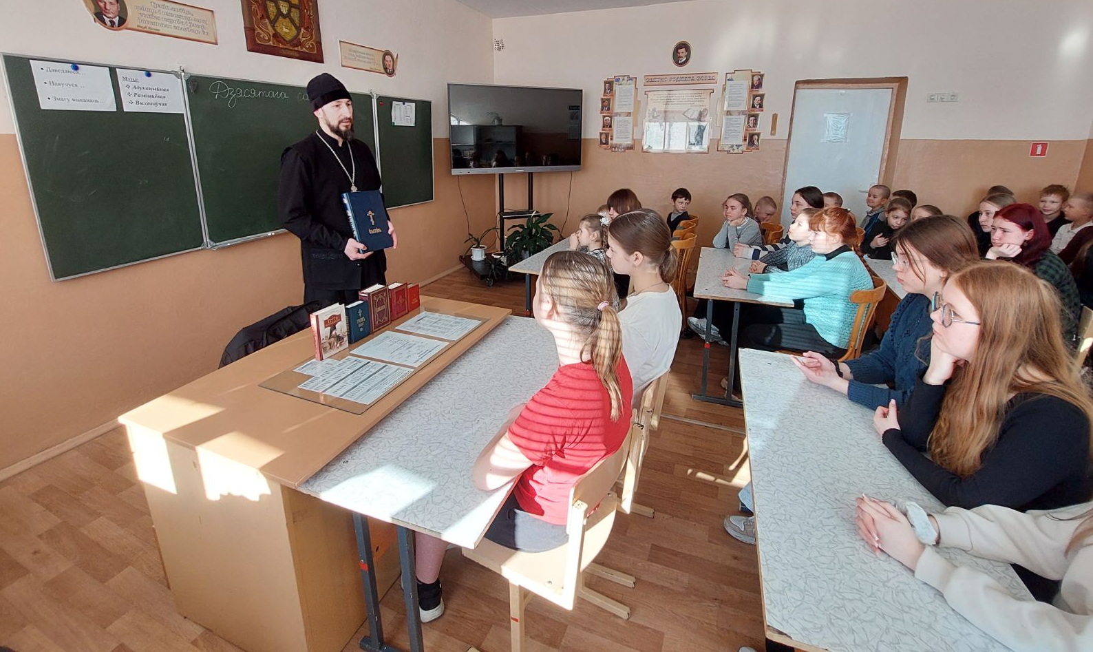 Беседу ведёт иерей Сергий Плетежов