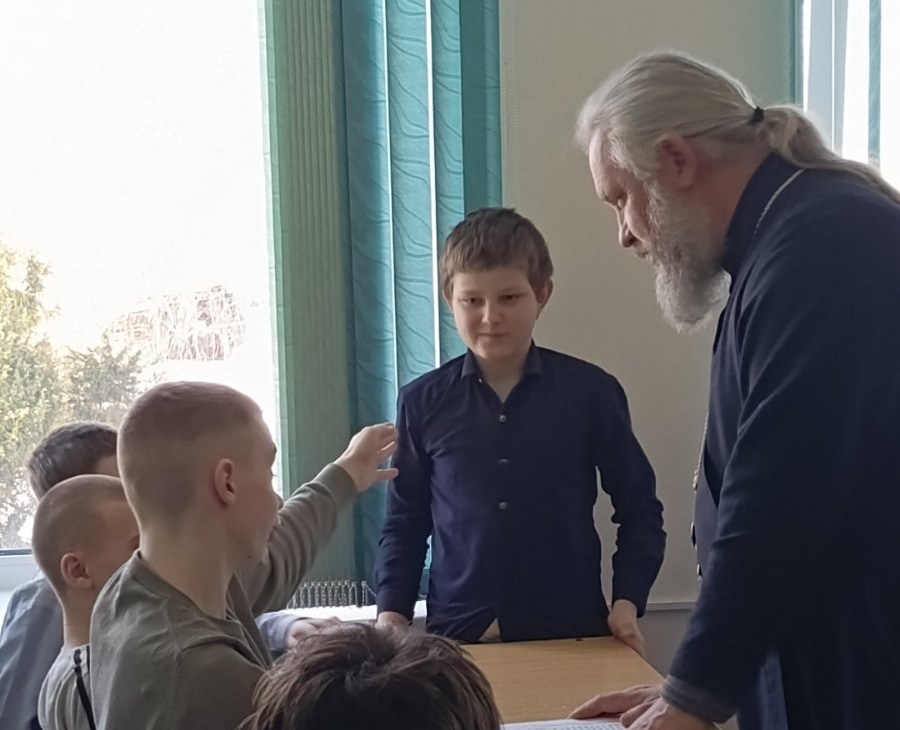 За книгой