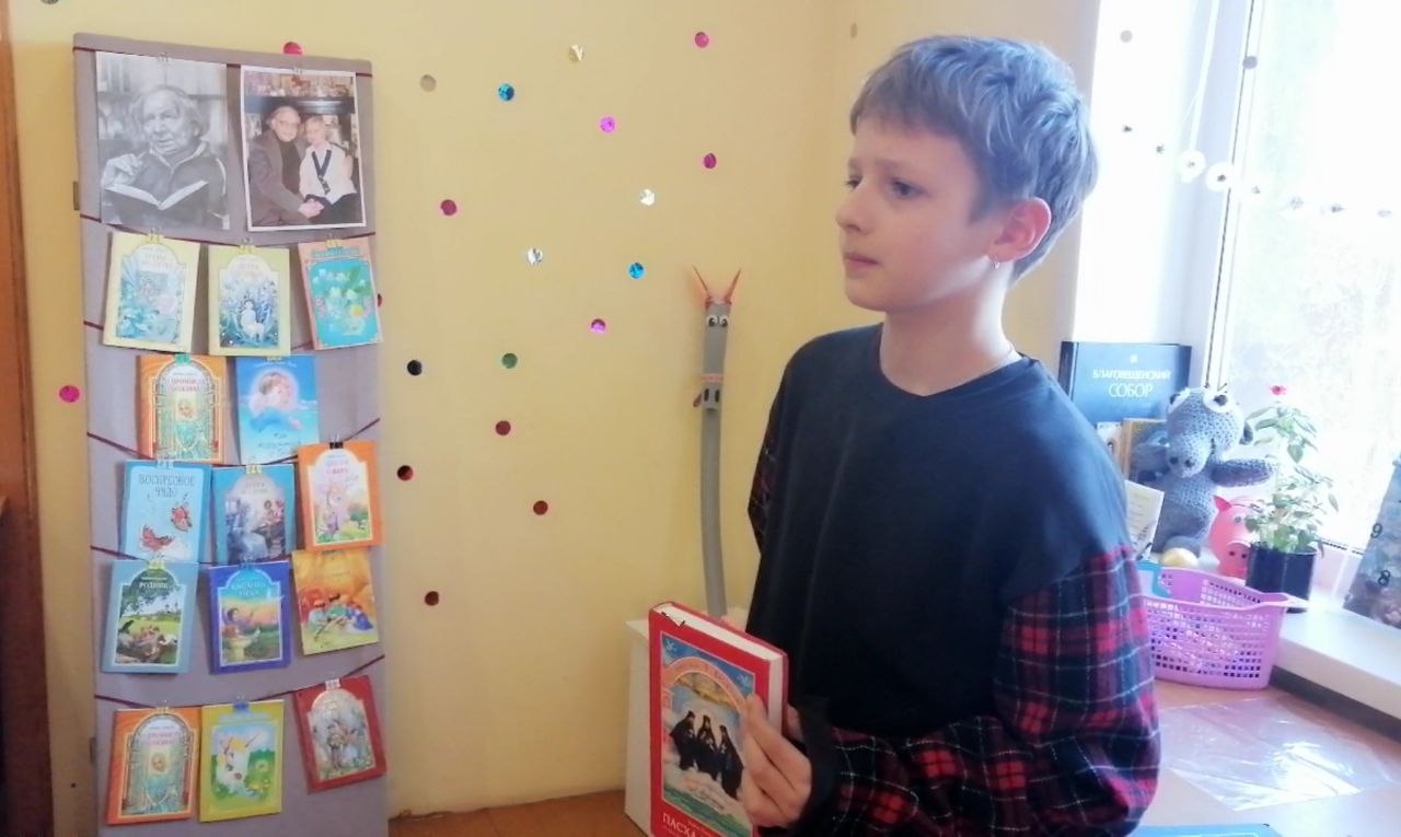 У выставки