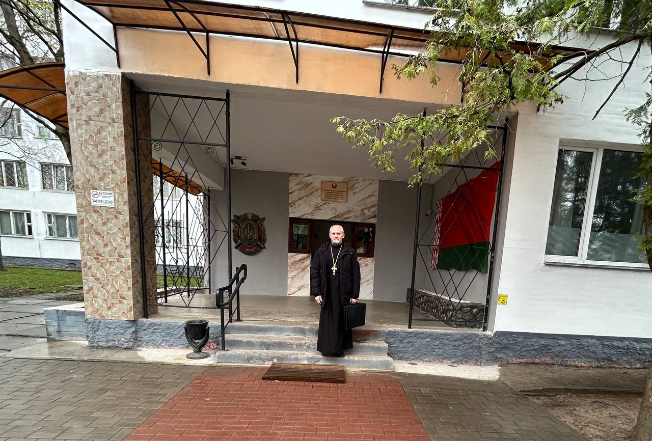 Протоиерей Леонид Михайловский у ИУОТ №19