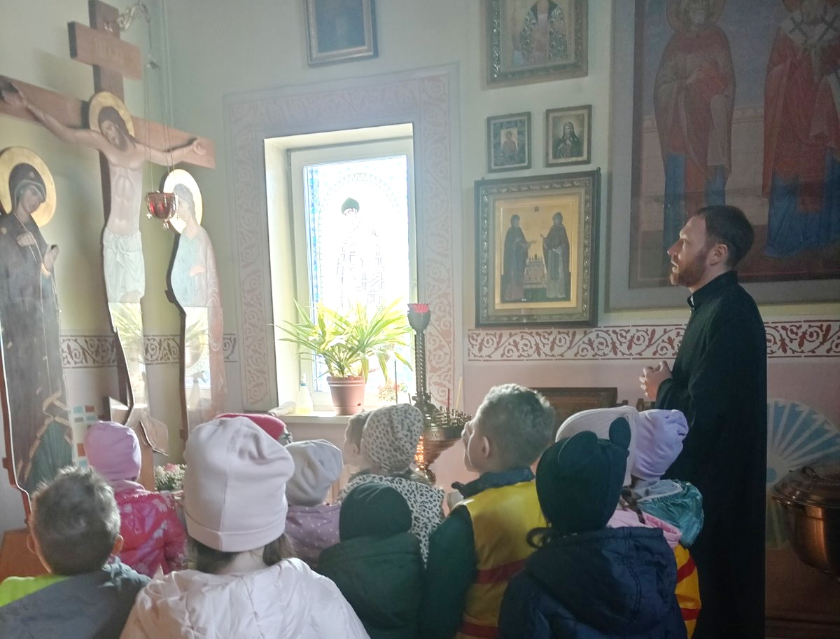 экскурсию ведёт диакон Артемий Турыгин