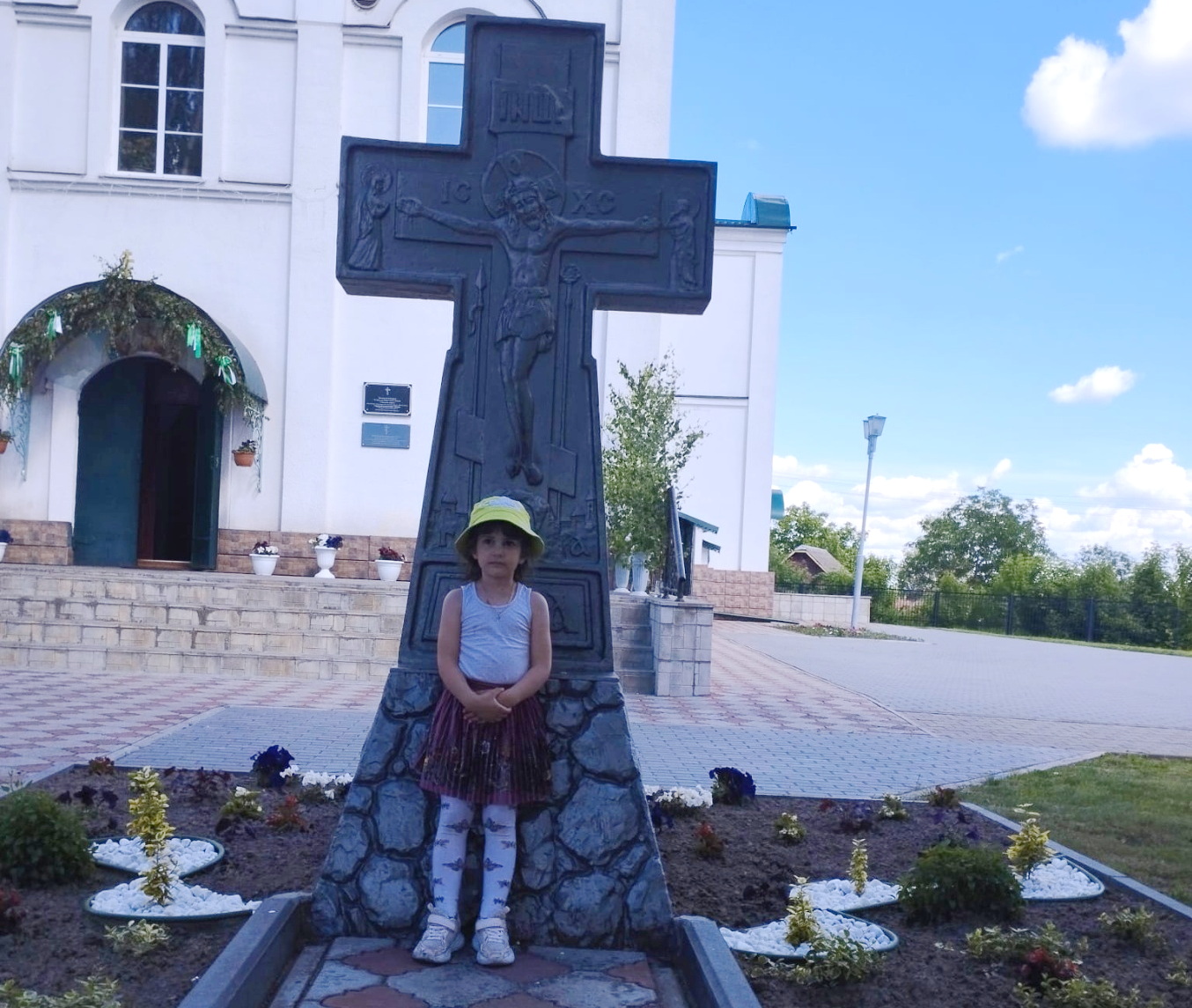 Возле храма Святой Живоначальной Троицы