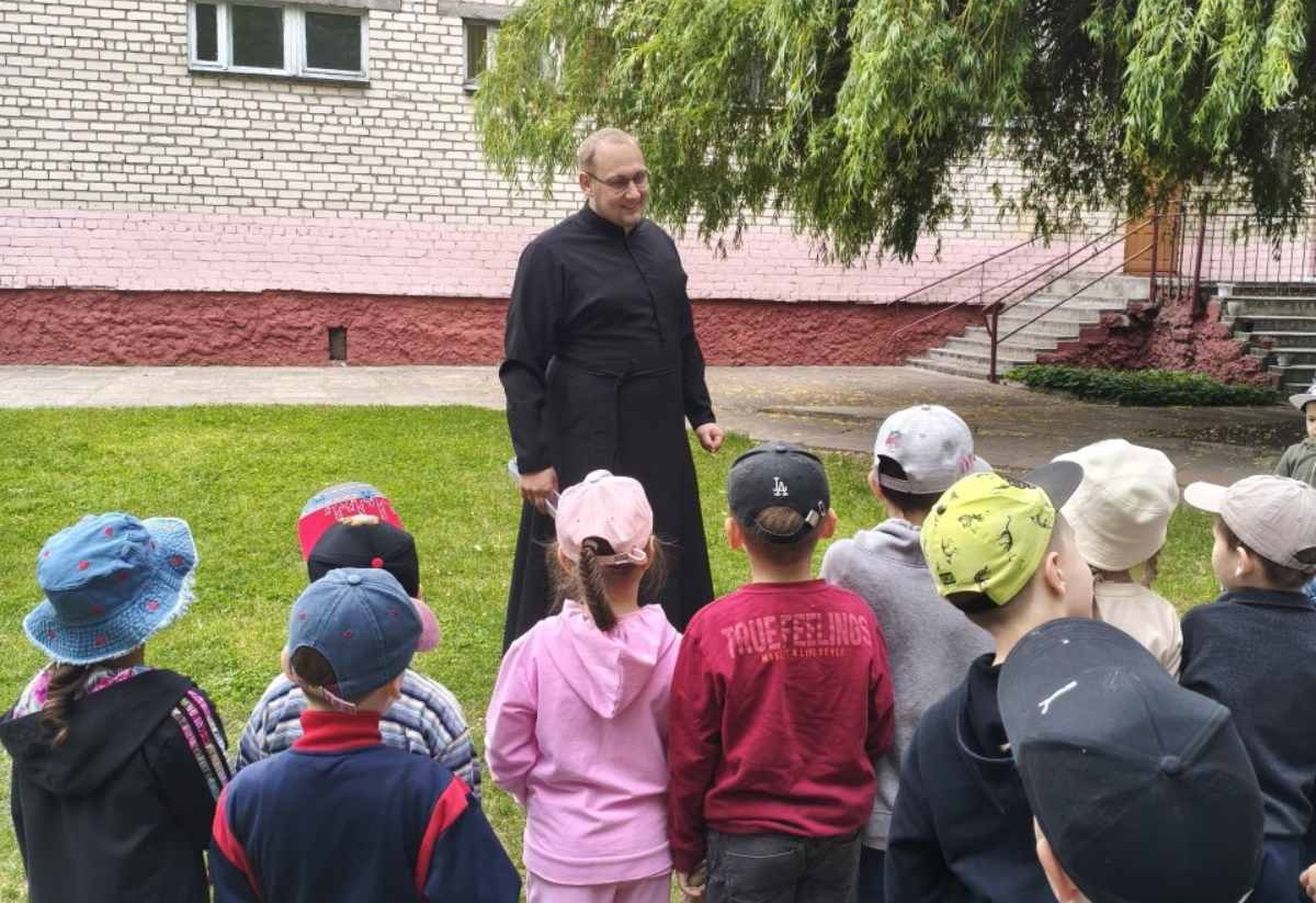 Диакон Андрей Соколовский с детьми
