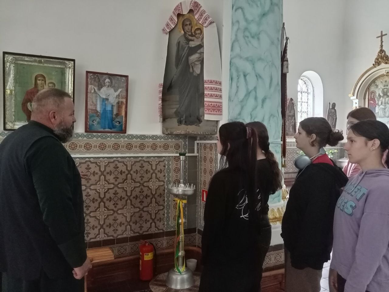 Экскурсию ведёт иерей Василий Терешков