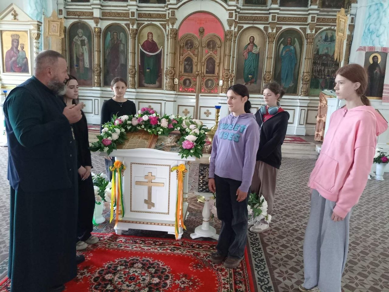 Экскурсию ведёт иерей Василий Терешков