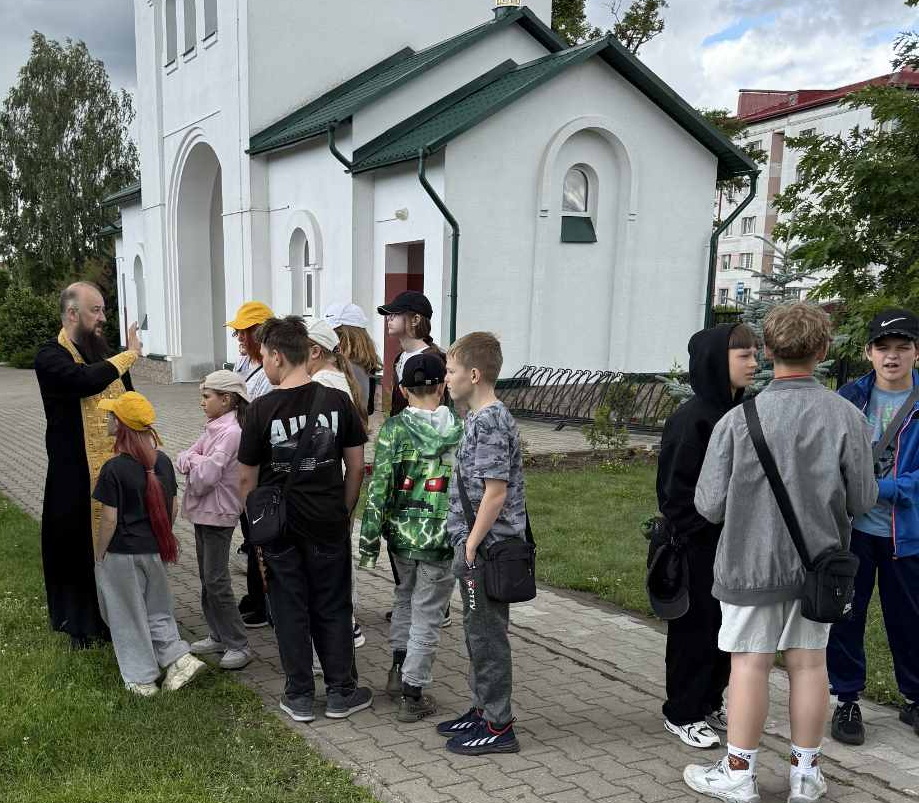 Экскурсию ведёт иерей Павел Кулиш
