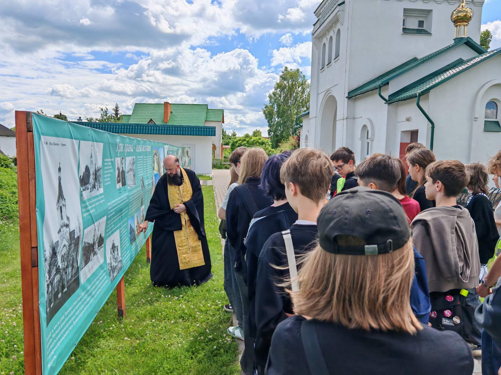 Экскурсию ведёт иерей Павел Кулиш
