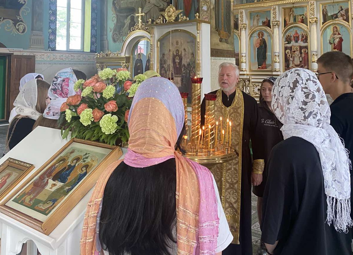 Экскурсию ведёт протоиерей Павел Бондарчук