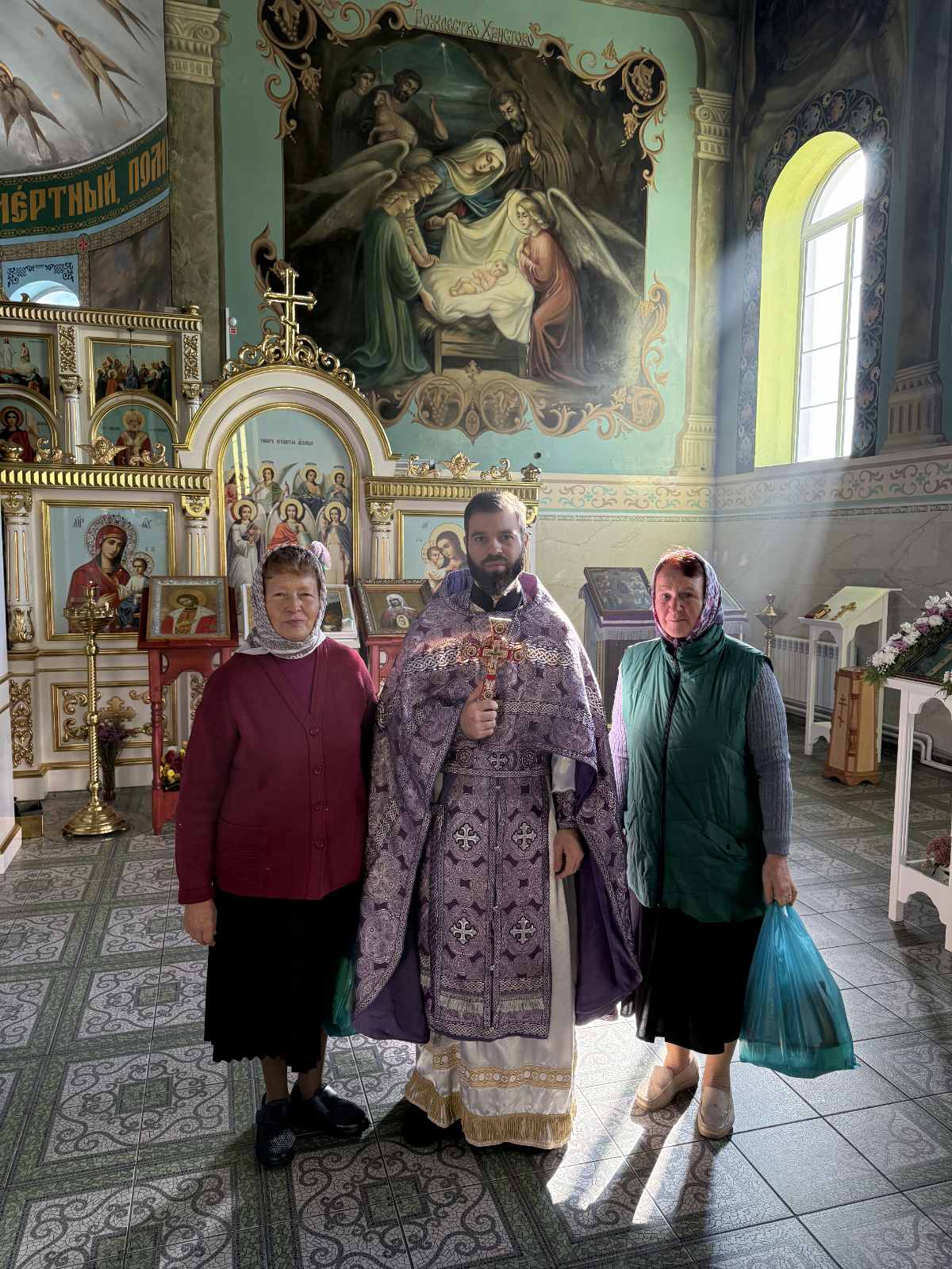 Иерей Дионисий Нездвецкий с прихожанками храма Святой Живоначальной Троицы
