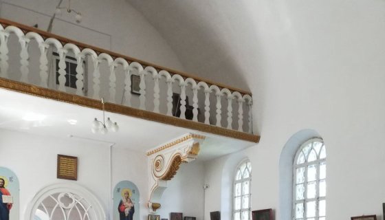 В храме