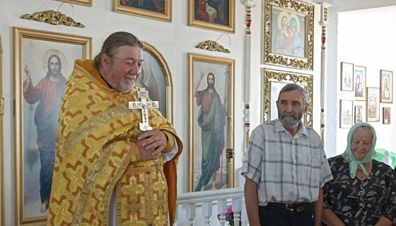 Протоиерей Виктор Коновалов с учащимися