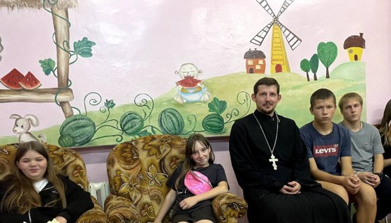 Иерей Андрей Исаев с ребятами