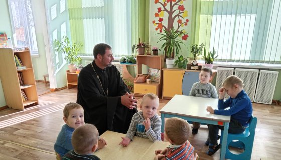 С детьми беседует иерей Михаил Маркосян