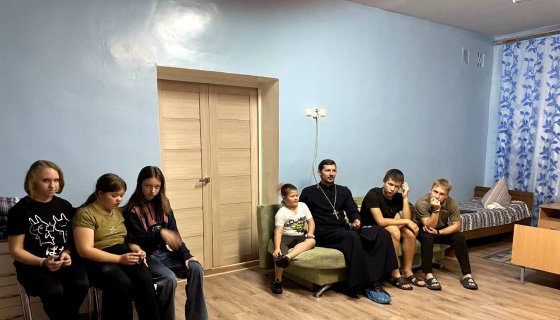 Иерей Андрей Исаев с детьми