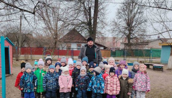 Диакон Михаил Шмидов с детьм