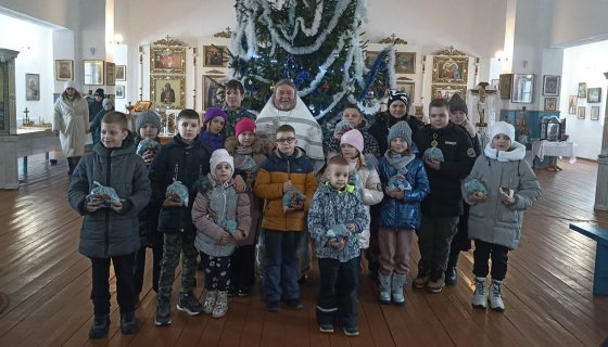 Протоиерей Виктор Коновалов с детьми