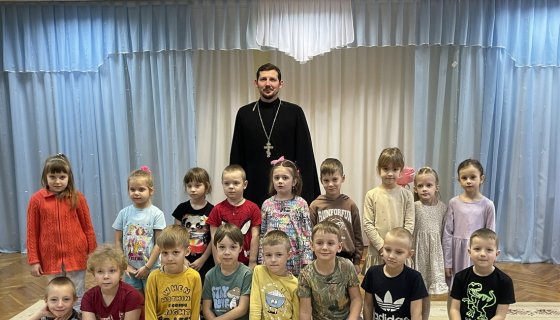 Иерей Андрей Исаев с детьми