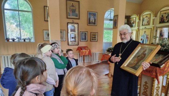 Экскурсию ведёт протоиерей Пётр Петрушенко