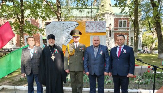На митинге