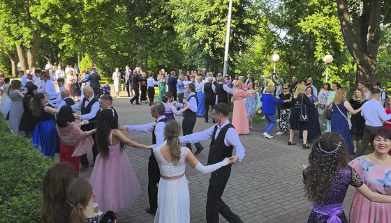 В танце