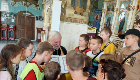 Экскурсию ведет протоиерей Павел Бондарчук