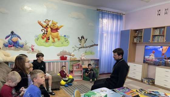 Беседу с детьми ведёт иерей Андрей Исаев