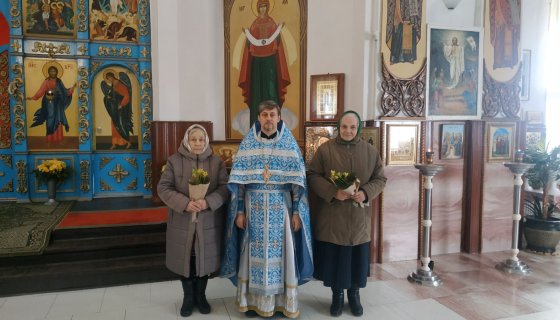 Протоиерей Евгений Межуев с труженицами храма