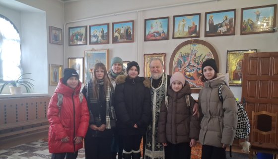 Протоиерей Пётр Гараев с участницами проекта