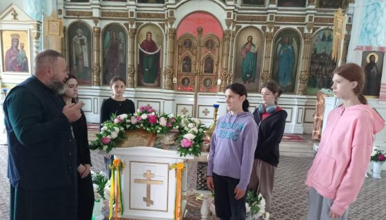 Экскурсию ведёт иерей Василий Терешков