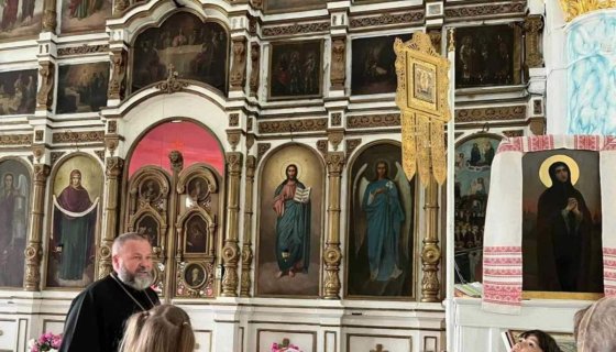 Экскурсию ведёт иерей Василий Терешков
