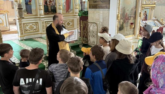 Экскурсию ведёт иерей Павел Кулиш