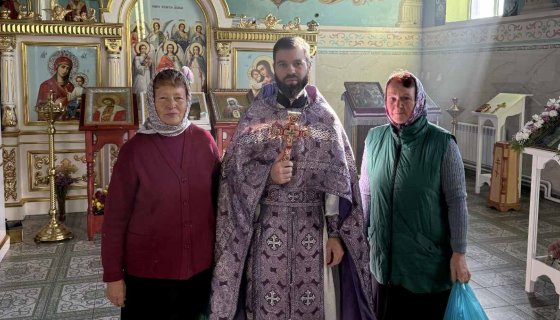 Иерей Дионисий Нездвецкий с прихожанками храма Святой Живоначальной Троицы