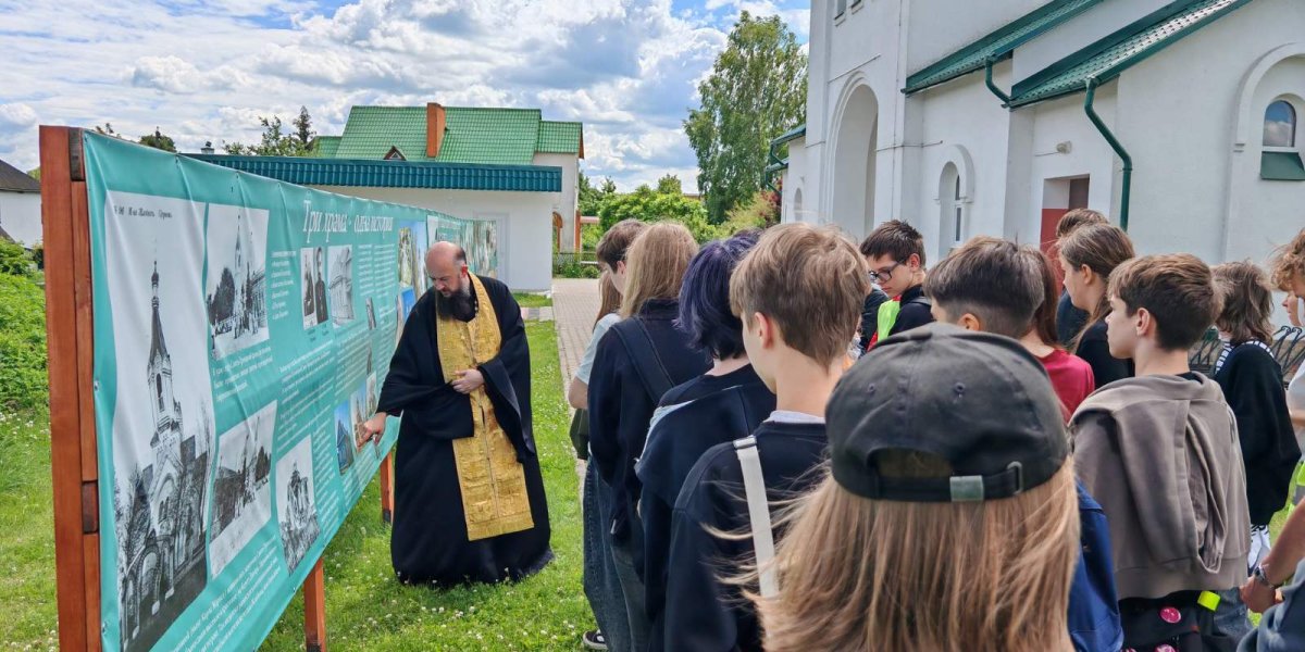 Экскурсию ведёт иерей Павел Кулиш