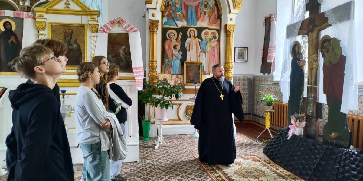 Экскурсию ведёт иерей Василий Терешков