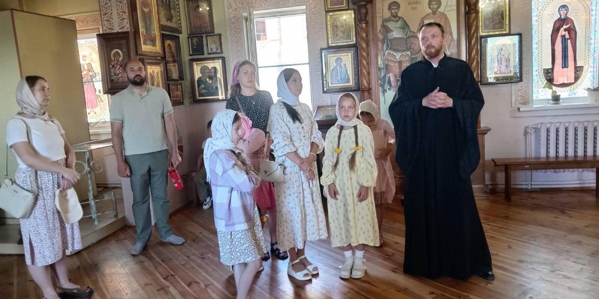 Экскурсию ведёт диакон Артемий Турыгин