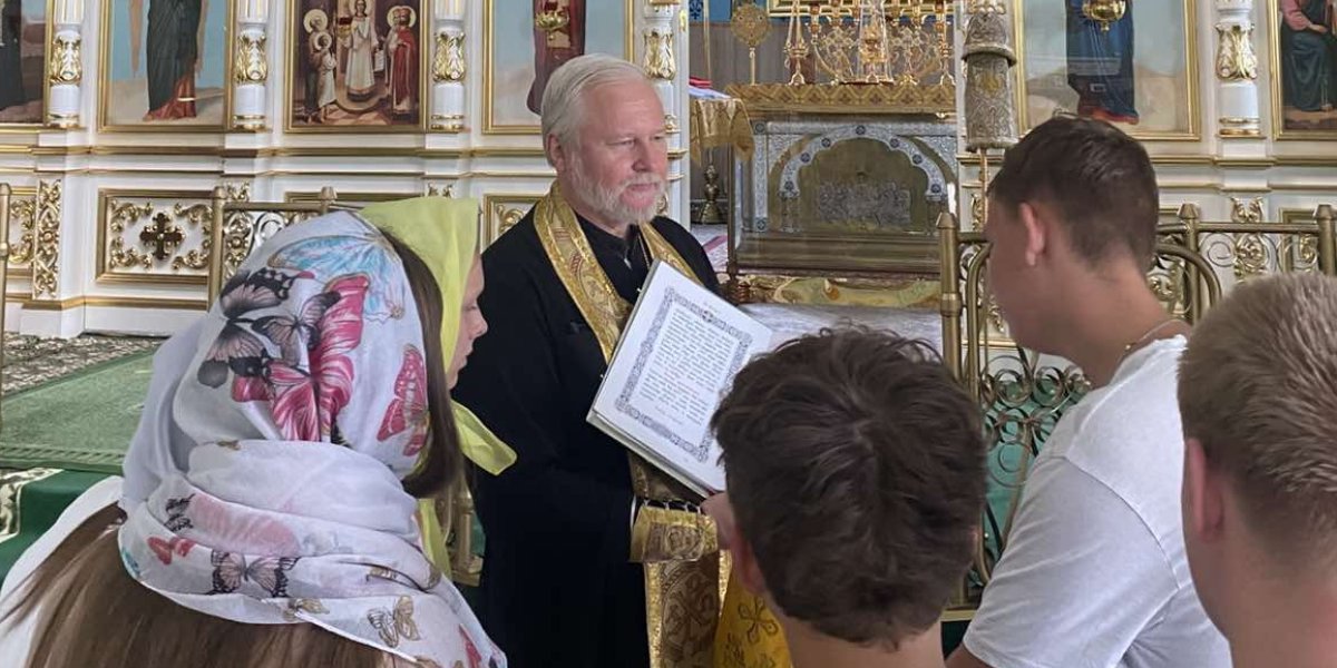 Экскурсию ведёт протоиерей Павел Бондарчук