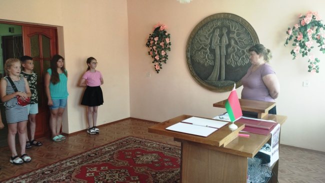 В зале бракосочетаний