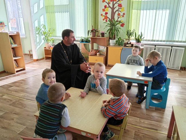 С детьми беседует иерей Михаил Маркосян