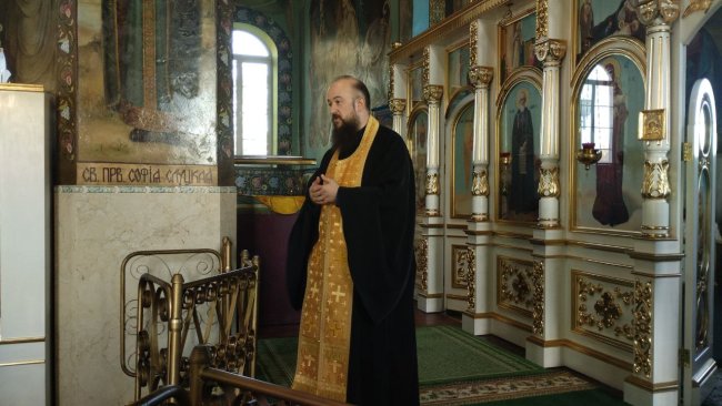 Экскурсию ведёт иерей Павел Кулиш