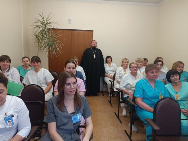 Иерей Вячеслав Рябица с медицинскими работниками