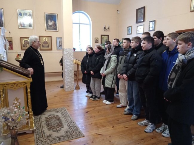 Экскурсию ведёт протоиерей Пётр Петрушенко