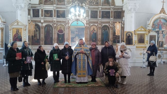 Иерей Василий Терешков с прихожанами