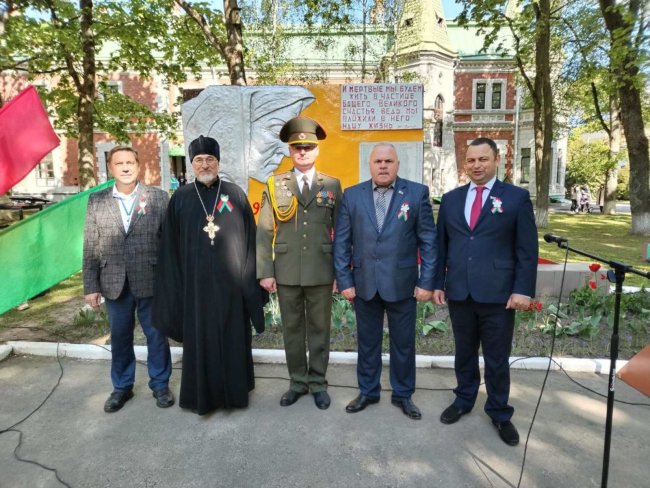 На митинге