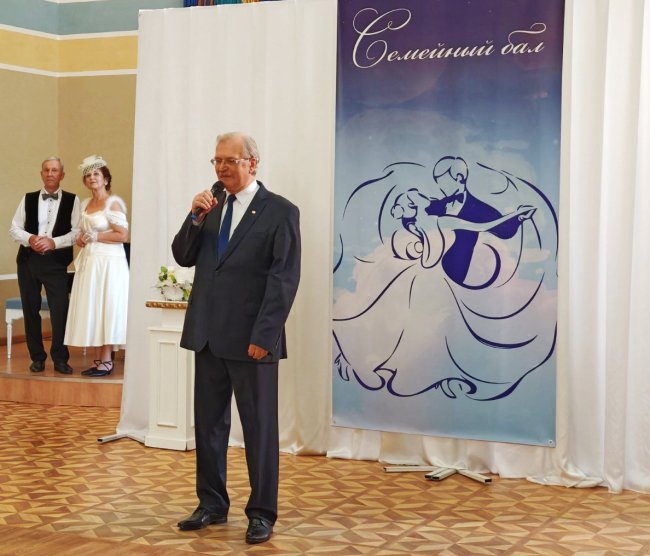 Поёт Виктор Лапин