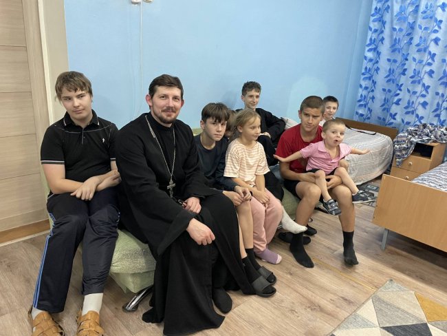 Иерей Андрей Исаев с детьми