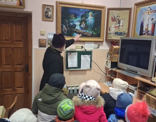 Экскурсию проводит протоиерей Пётр Гараев